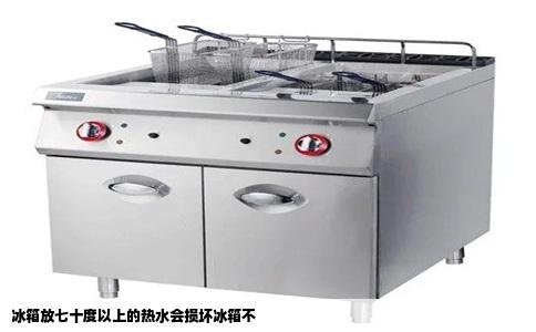 冰箱放七十度以上的热水会损坏冰箱不